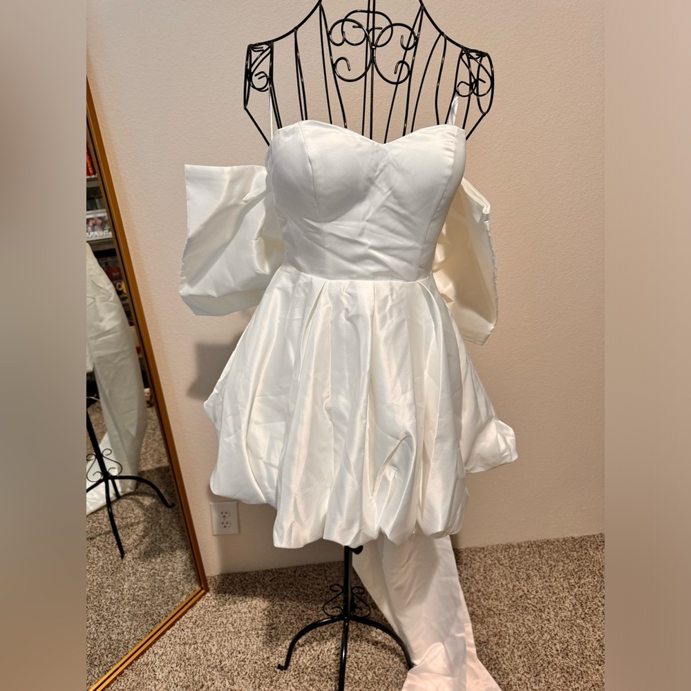 Short white dress with big bow